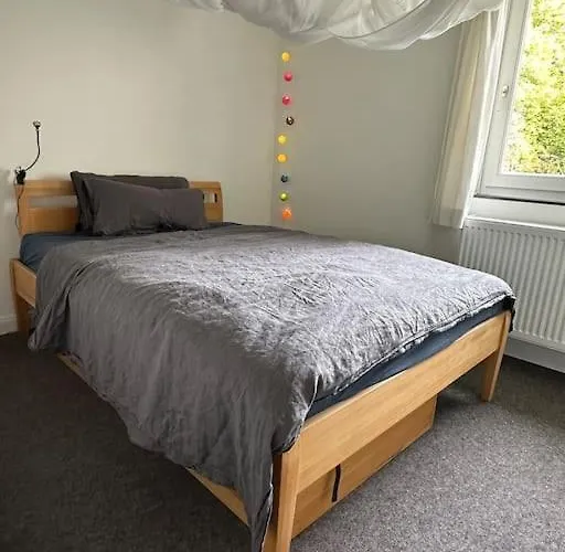 Quiet Modern End-unit House Hamburgo