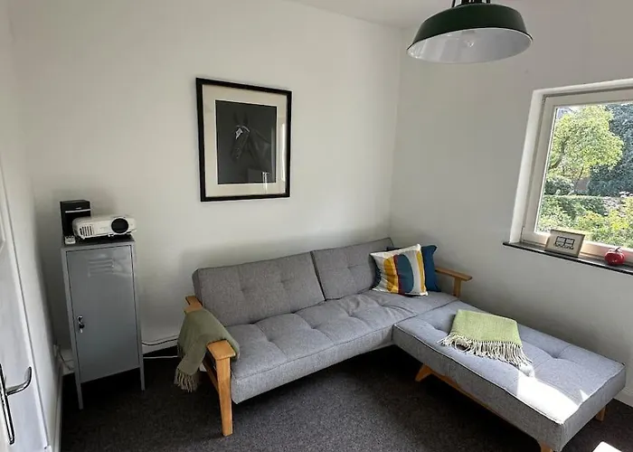 Quiet Modern End-unit House *