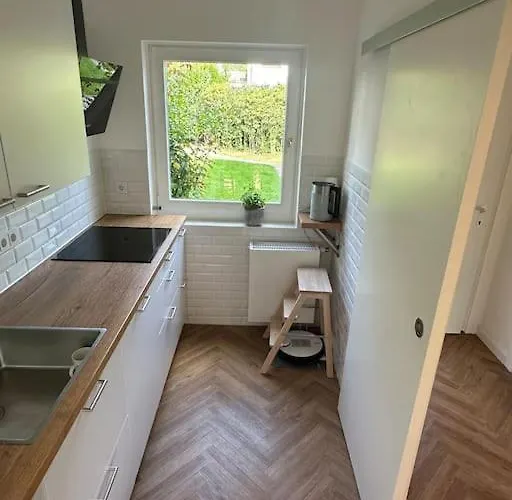 Quiet Modern End-unit House Apartamento