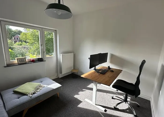 Quiet Modern End-unit House * Hamburgo