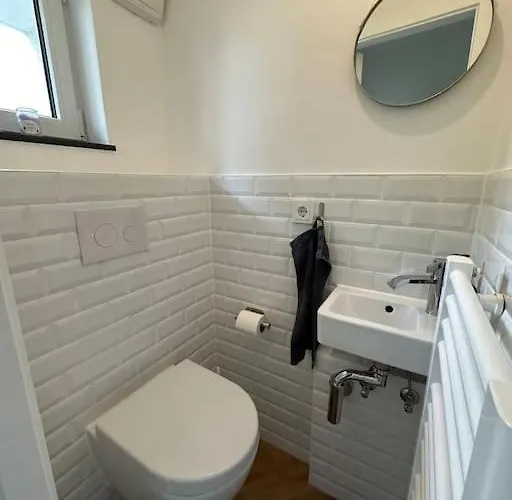 Quiet Modern End-unit House *