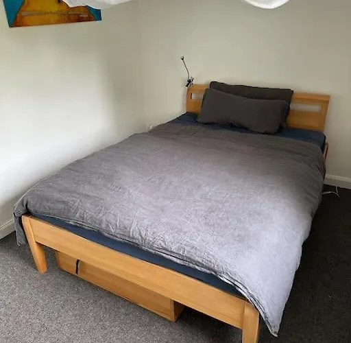 Quiet Modern End-unit House Hamburgo